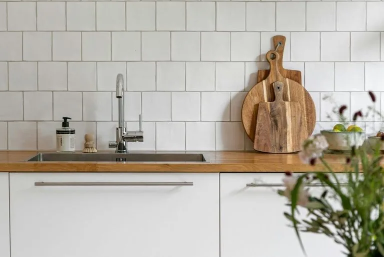 Cuisine blanche et bois : palette, matériaux et budget